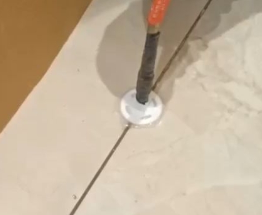 城子河瓷砖空鼓维修公司专业解答瓷砖在铺贴过程中，如果没有涂抹均匀到位的粘结材料（如水泥砂浆或瓷砖胶），可能会导致以下问题