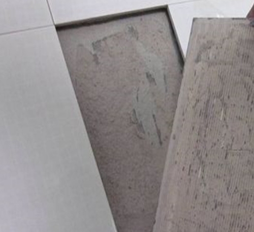 城子河瓷砖空鼓维修公司分享瓷砖铺贴时如果打浆（即涂抹在瓷砖背面和基层上的砂浆或瓷砖胶）过少，会带来以下问题